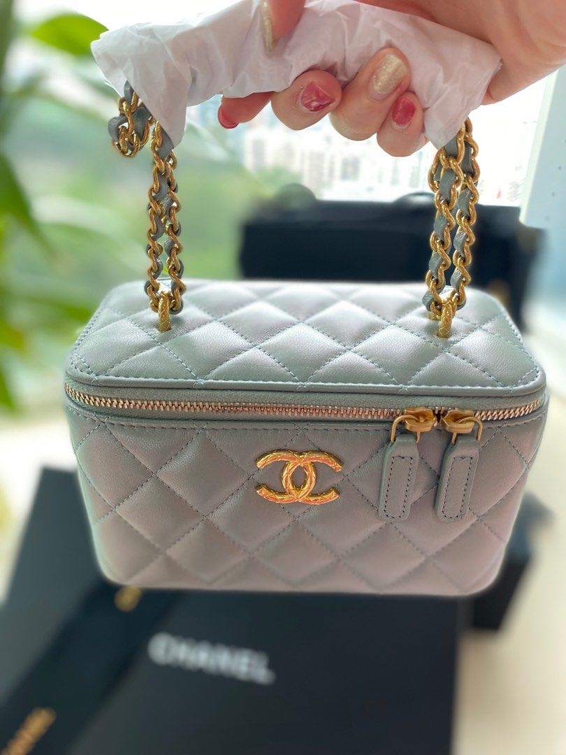 日本🇯🇵購Chanel長盒子粉藍色多用途長鏈袋(4種用法)連珍珠絲帶可自製頭飾🎀😍 , 名牌, 手袋及銀包- Carousell