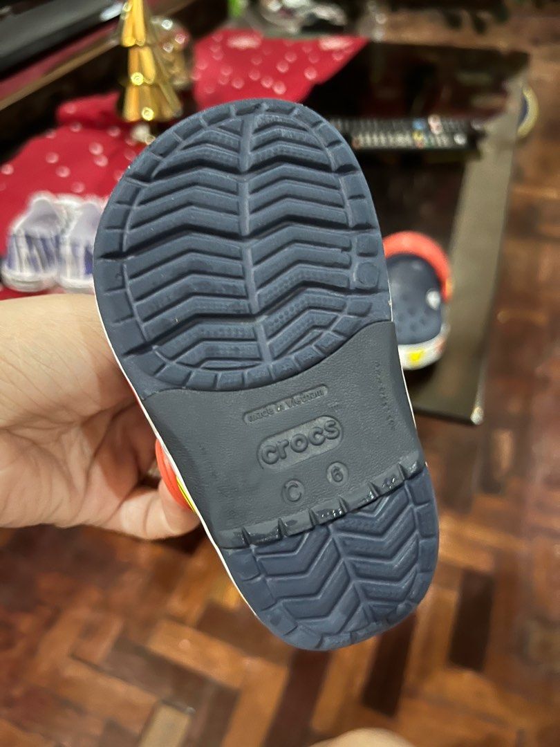 Crocs light up mickey mouse (Category: Babies & Kids Fashion) located in Muntinlupa City. Submitted by goblinsbrideph (Listing ID 1200227589, Image 3). Description: 1000 for both. Lightly used. Sanitized and stored. Size C6. Good condition..