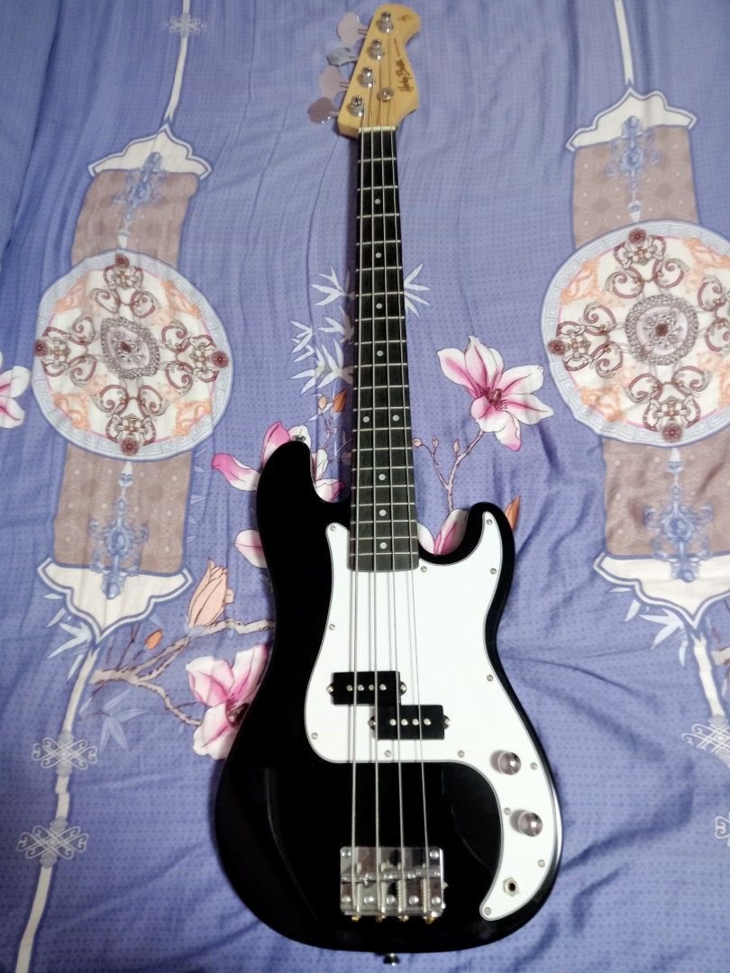 Harley Benton P Bass 'Shorty' Scale, Hobbies & Toys, Music & Media