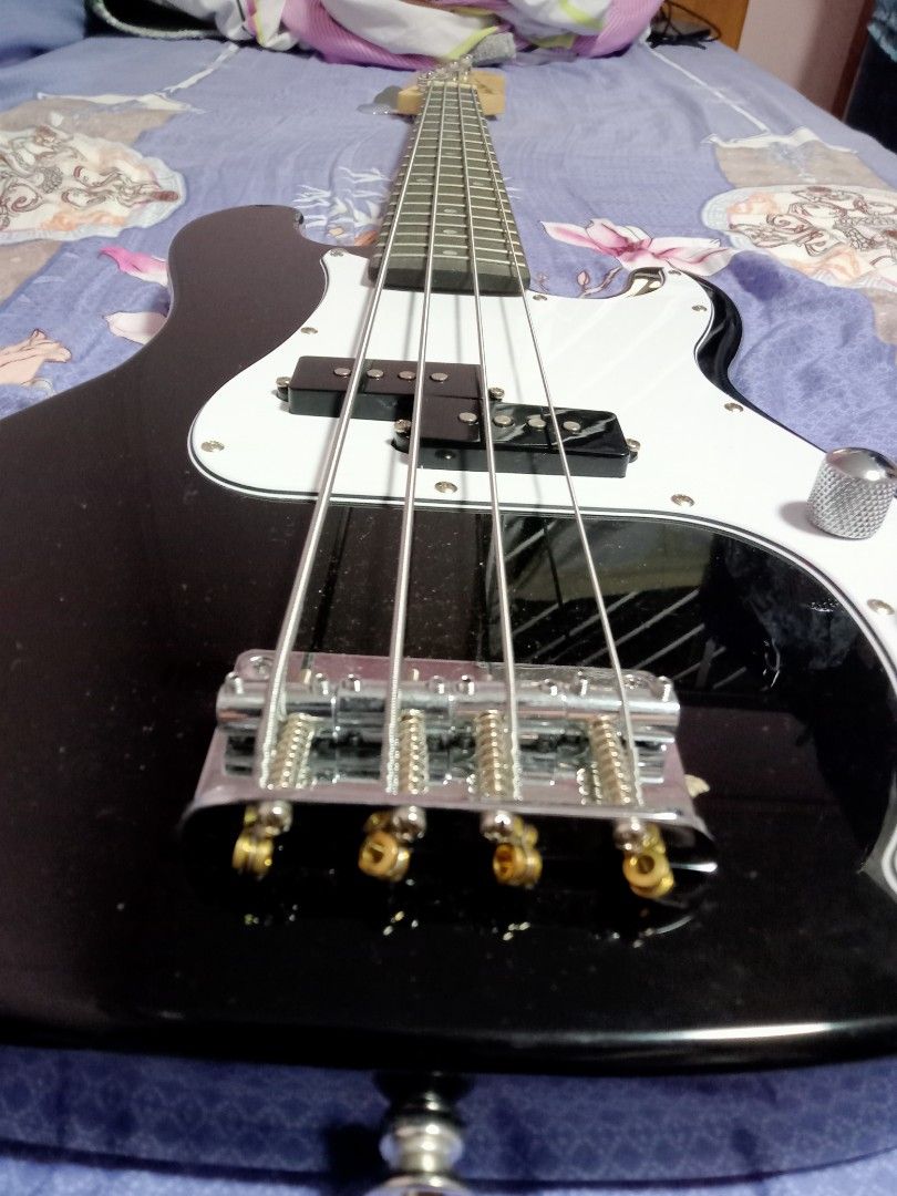 Harley Benton P Bass 'Shorty' Scale, Hobbies & Toys, Music & Media