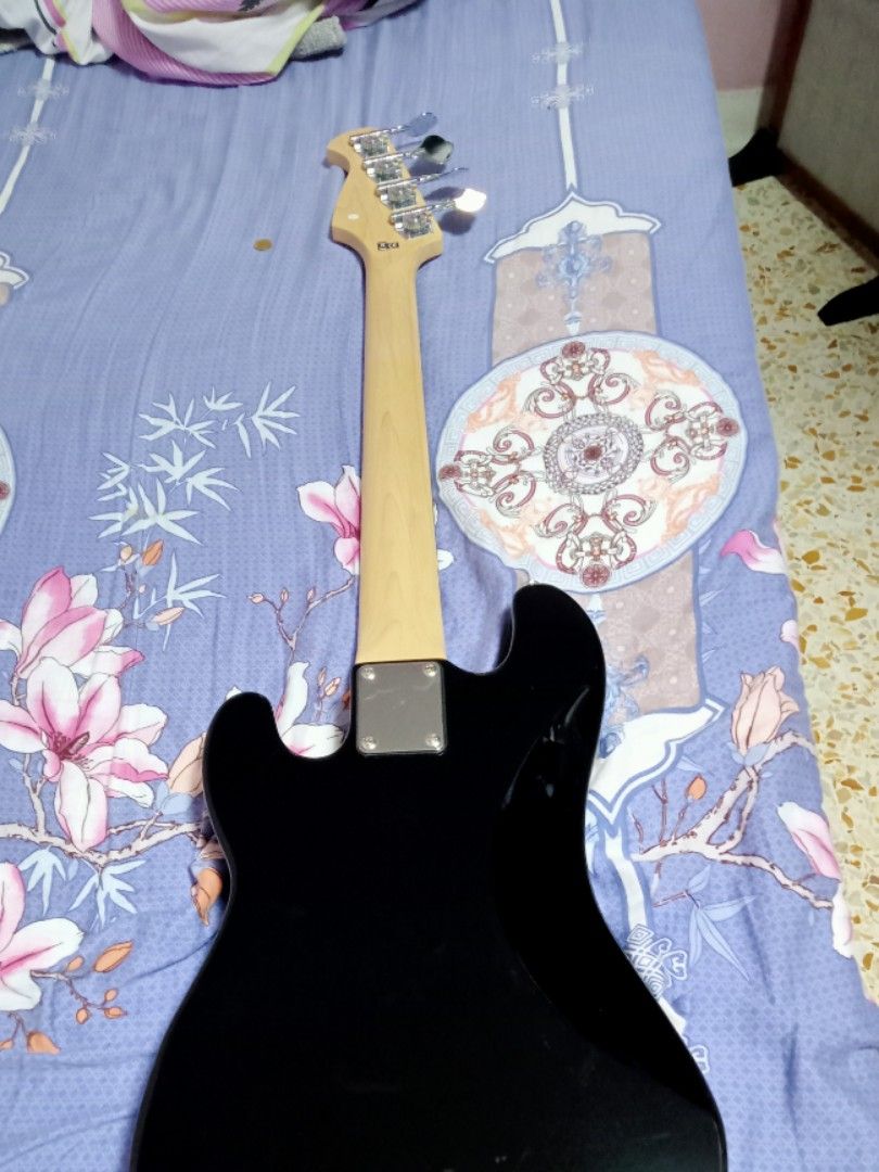 Harley Benton P Bass 'Shorty' Scale, Hobbies & Toys, Music & Media