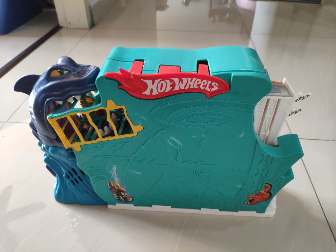 HOT WHEELS SHARK BAIT TOY TRACK PLAY SET FOLD UP CASE 2008