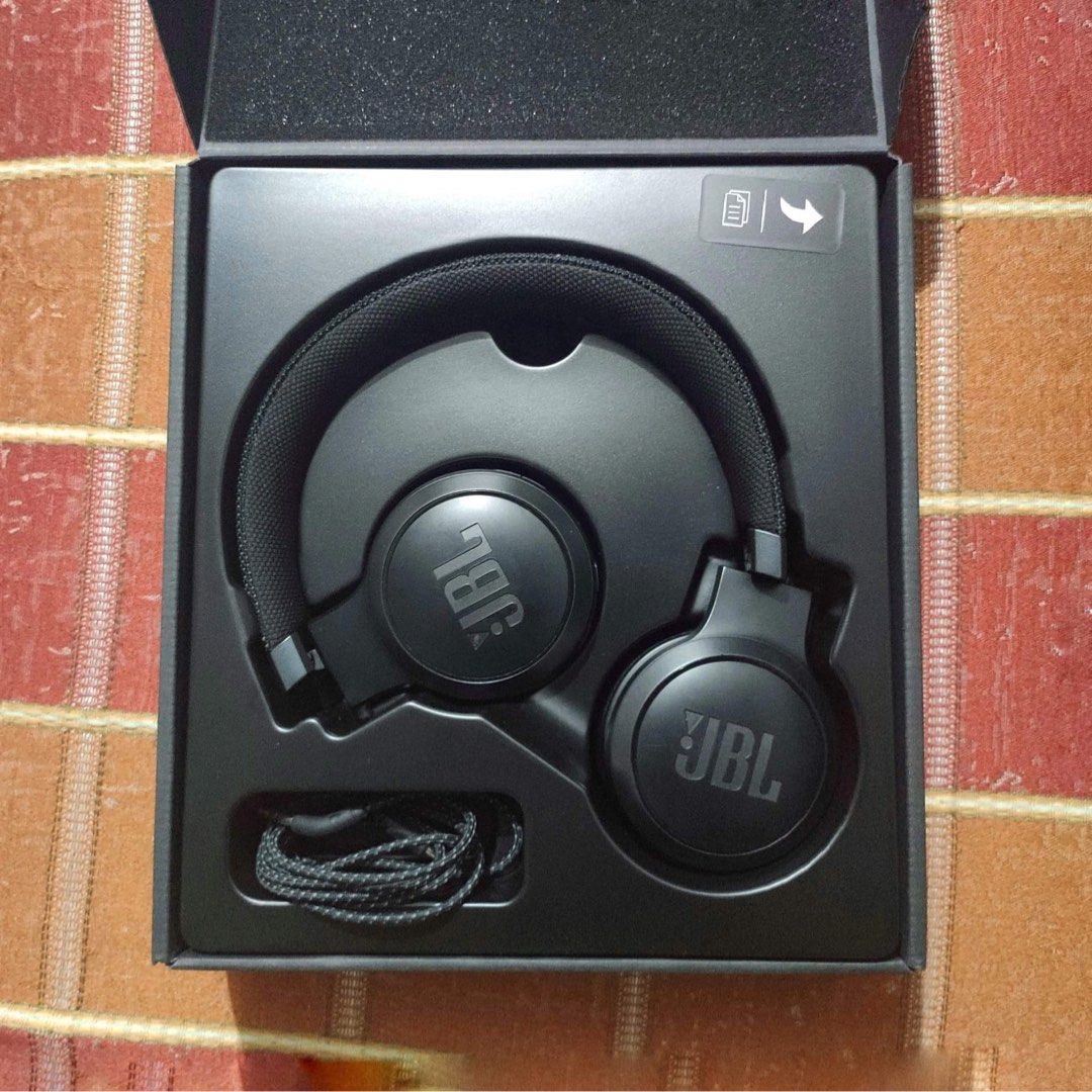 JBL HEADPHONE (Category: Headphones & Headsets) located in Imus. Submitted by camstamayo92 (Listing ID 1200362586, Image 2). Description: Selling my JBL LIVE 460 All working well. RFS: My company provide a new luxury headphone Edit: Natanggal na yung leather sa ear piece. Maybe because natambak sa lang sa box. Lowering the price. .