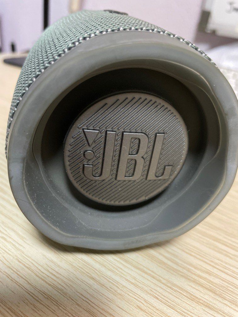 Used jbl charge best sale 4