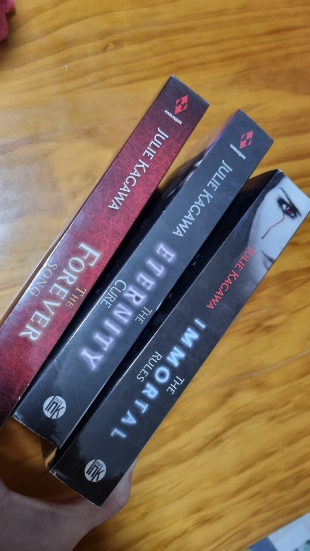 3 for 18 The immortal rules by Julie Kagawa blood