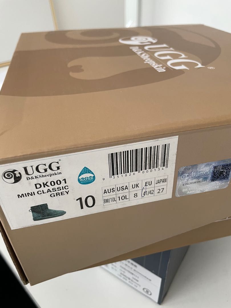 UGG （分類：靴）位於 Hong Kong。 由 angelbebe88 提交（商品編號 1200275502，圖片 7）。簡介： 全新，正品 UGG灰色boot UK8 我自己買錯碼，所以才賣。