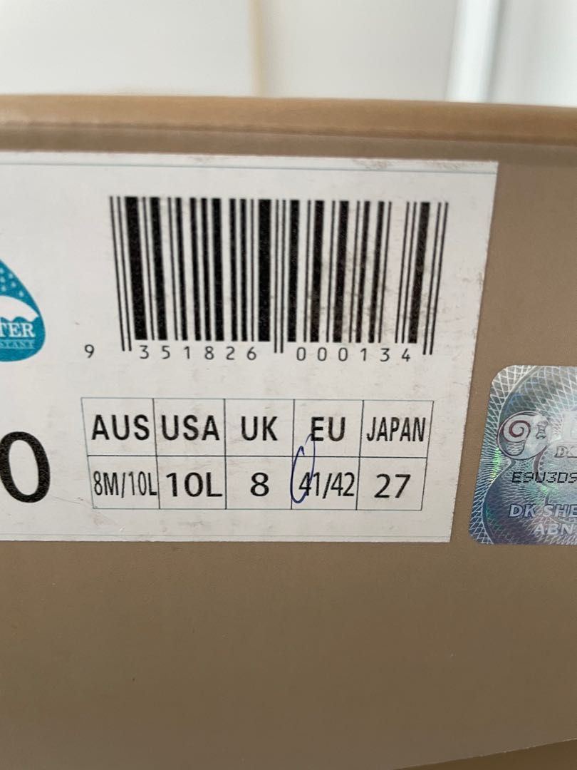 UGG （分類：靴）位於 Hong Kong。 由 angelbebe88 提交（商品編號 1200275502，圖片 8）。簡介： 全新，正品 UGG灰色boot UK8 我自己買錯碼，所以才賣。