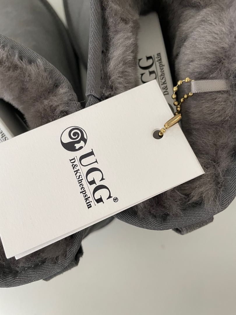 UGG （分類：靴）位於 Hong Kong。 由 angelbebe88 提交（商品編號 1200275502，圖片 5）。簡介： 全新，正品 UGG灰色boot UK8 我自己買錯碼，所以才賣。