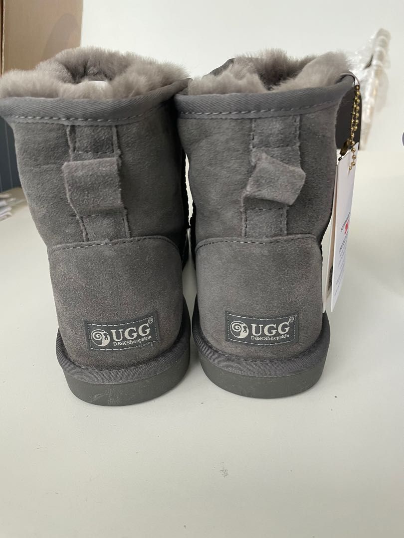 UGG （分類：靴）位於 Hong Kong。 由 angelbebe88 提交（商品編號 1200275502，圖片 3）。簡介： 全新，正品 UGG灰色boot UK8 我自己買錯碼，所以才賣。