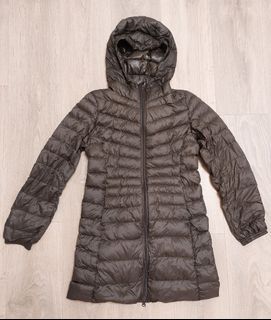 Uniqlo 黑色可摺疊長羽絨 folding down jacket