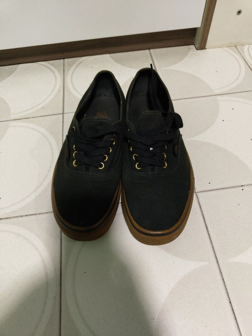 Black vans shop with gum sole