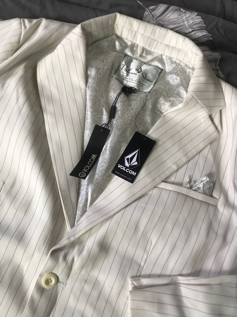 Volcom corpo class store suit