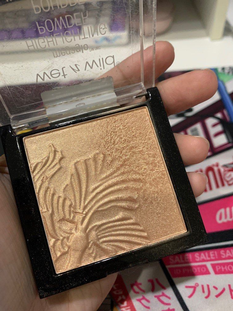 Wet n Wild megaglo highlighter (Category: Makeup) located in Quezon City. Submitted by caroslime (Listing ID 1200300207, Image 2). Description: Barely used Bought from US rfs: i am too oily for highlighter, i just used this to highlight my inner corners & brows.
