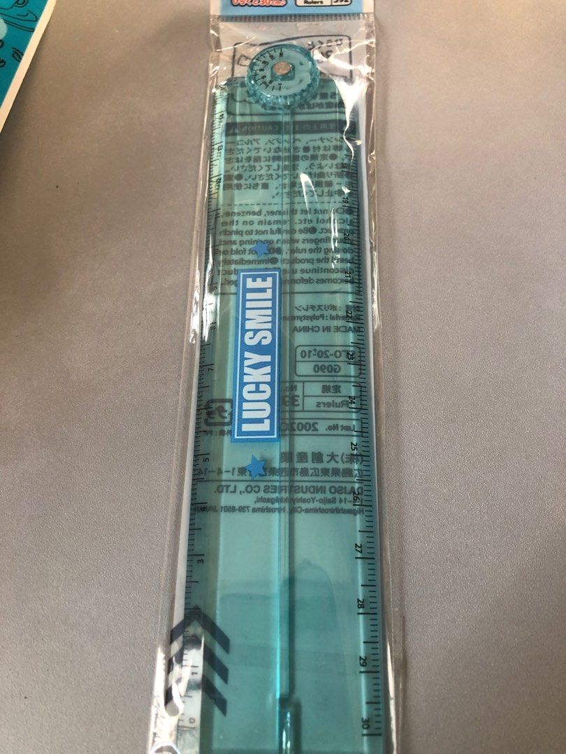 文具（共有6樣嘢）。不散賣。 （分類：文具）位於 Hong Kong。 由 jaypcl 提交（商品編號 1202069080，圖片 3）。簡介： 文具（共6樣嘢） 間尺。電動擦膠。4色0. 5原子筆。 10色原子筆。塗改液。油性marker筆。 之前買多咗，未用過。 請自備環保袋。 。