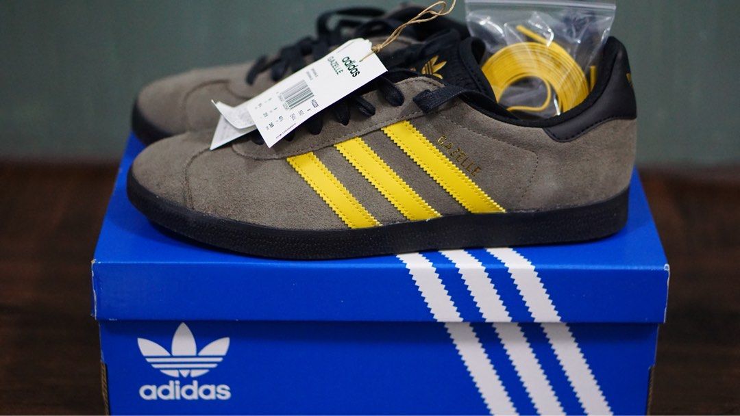 Adidas yellow online stripe shoes