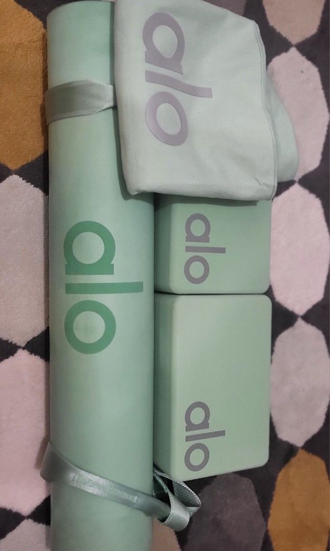 Alo Yoga Full Set (Mats, Blocks, Strap, Towel), 運動產品, 運動與健身, 運動與健身 運動地墊 Carousell