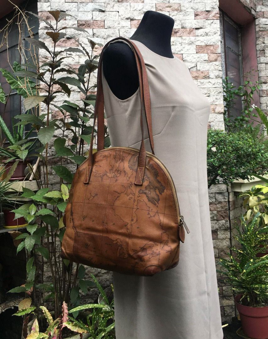 Authentic Vintage Aviero Martini Shoulder Bag (Category: Shoulder Bags) located in Marikina City. Submitted by arrveefm (Listing ID 1202199192, Image 1). Description: Authentic Vintage Aviero Martini Shoulder Bag Heavily Used but still in fairly good condition; No Meet-ups; No DUST BAG Selling at 1,200 ONLY + Php 200.00 JRS Shipping; Payment thru BDO/GCash; Check pictures for visible flaws (if any) REMINDER: Selling price has already been conside