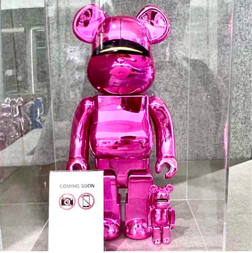 Bearbrick sorayama 2G pink gold, 興趣及遊戲, 玩具& 遊戲類- Carousell