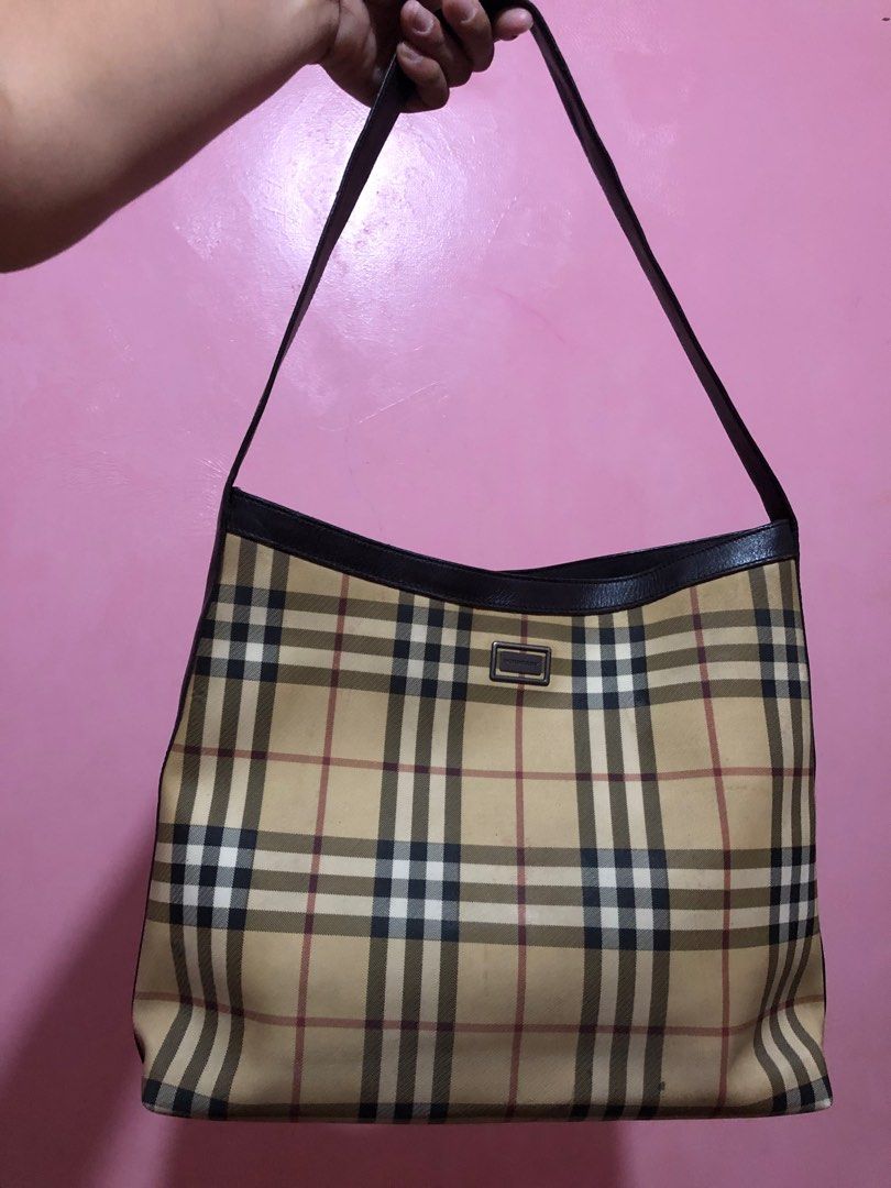 Burberry vintage (Category: Luxury Bags & Wallets) located in Quezon City. Submitted by yunajohan24 (Listing ID 1202268028, Image 1). Description: Med to large ang size No code Lampo ang zip .