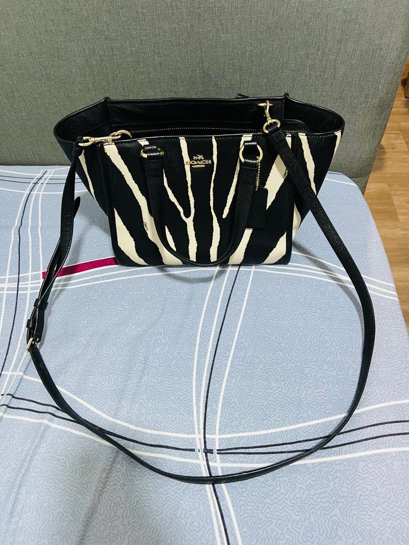 Authentic Coach crossbody bag, Women's Fashion, Bags & Wallets, Cross