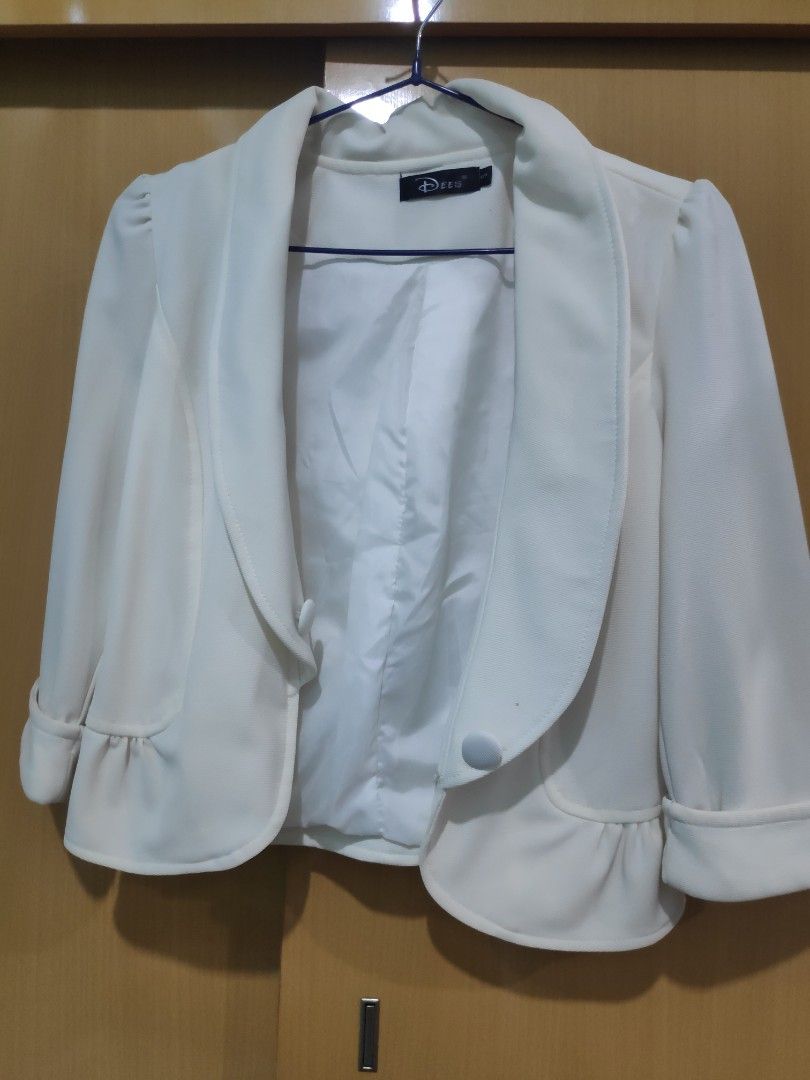 Dees Jacket (Category: Coats, Jackets and Outerwear) located in Johor Bahru. Submitted by kedahan (Listing ID 1202146026, Image 1). Description: Brand Dees pakai sekali saiz S minor defect dkt gmbar.