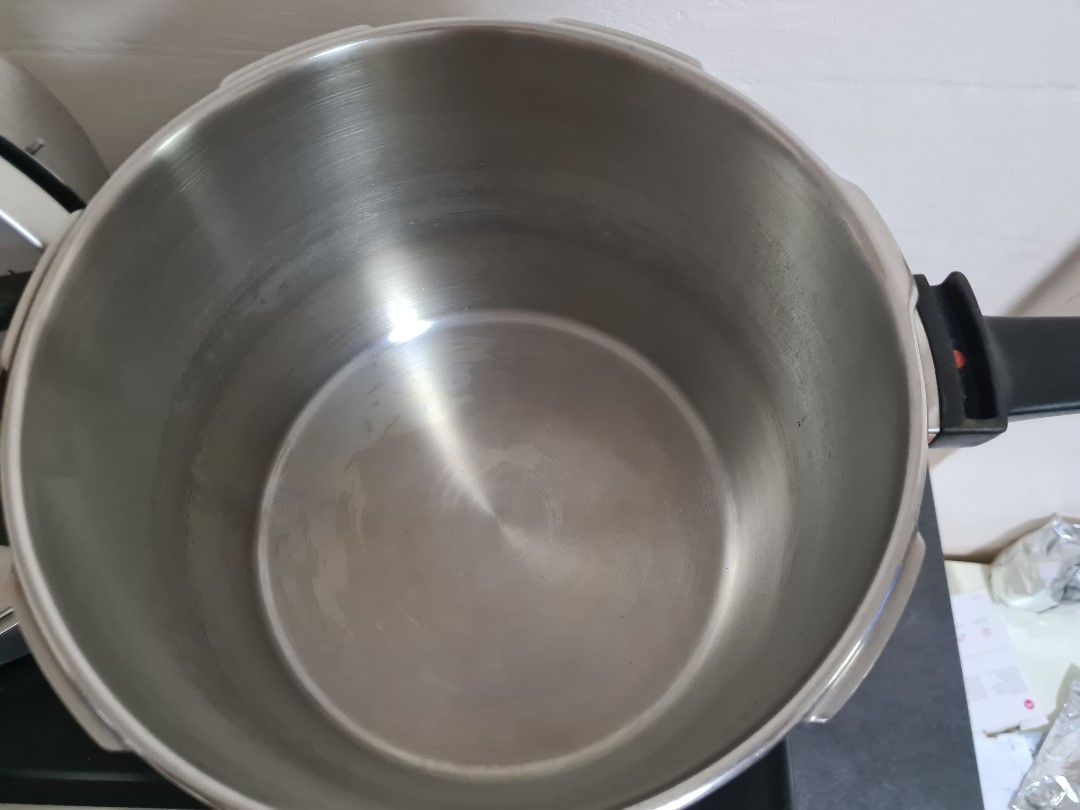 Fissler Vitavit Pressure Cooker, Furniture & Home Living, Kitchenware