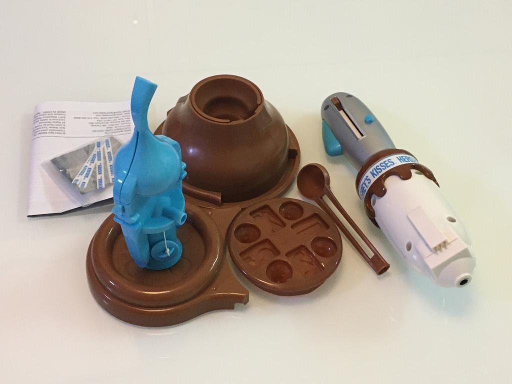 Hershey’s Kisses Maker / 朱古力製造機, 興趣及遊戲, 玩具 & 遊戲類 Carousell