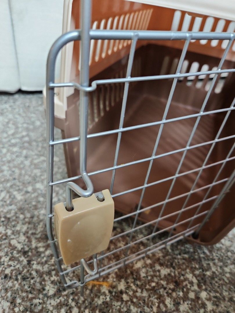 Large and Hard pet carrier, Pet Supplies, Homes & Other Pet Accessories