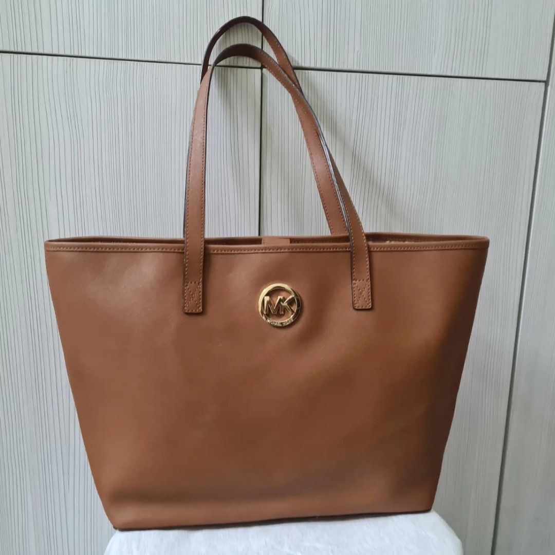 Medium size MICHAEL Kors Selma, Women's Fashion, Bags & Wallets, Tote Bags  on Carousell