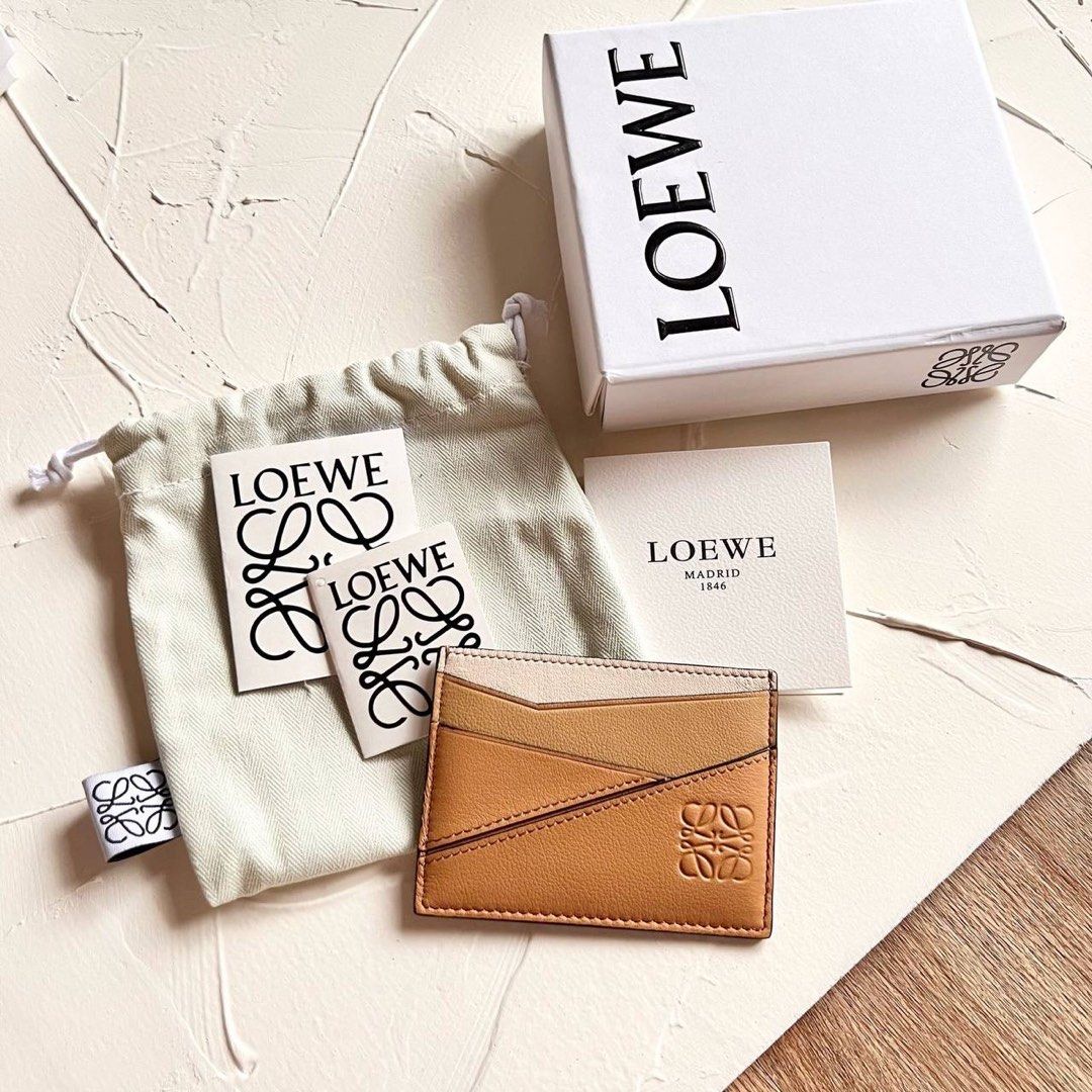 loewe card holder (Kategori: Tas & Dompet) berada di Jakarta Barat. Dikirim oleh droporcop.id (ID iklan 1202112477, Gambar 1). Deskripsi: like new kondisi kelengkapan seperti di foto ya.