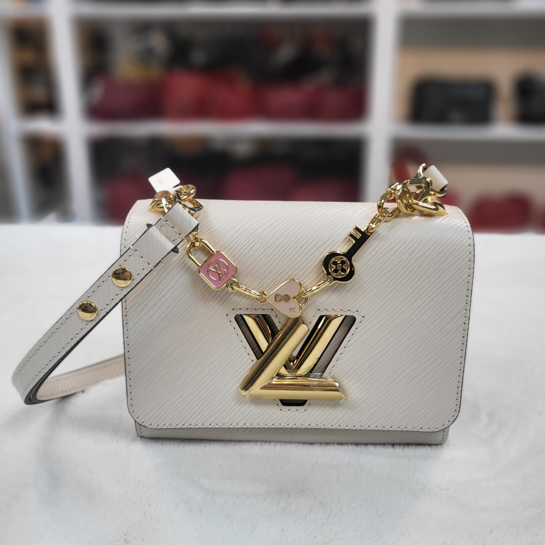 Louis Vuitton Victoire Chain Monogram Noir Bag, Luxury, Bags & Wallets on  Carousell