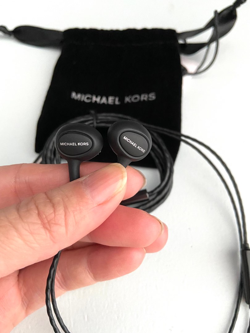 NEW Michael Kors Black Wired Earphone 3.5MM Audio Jack 1.2M straight plug earphone with mic come with small gift bag