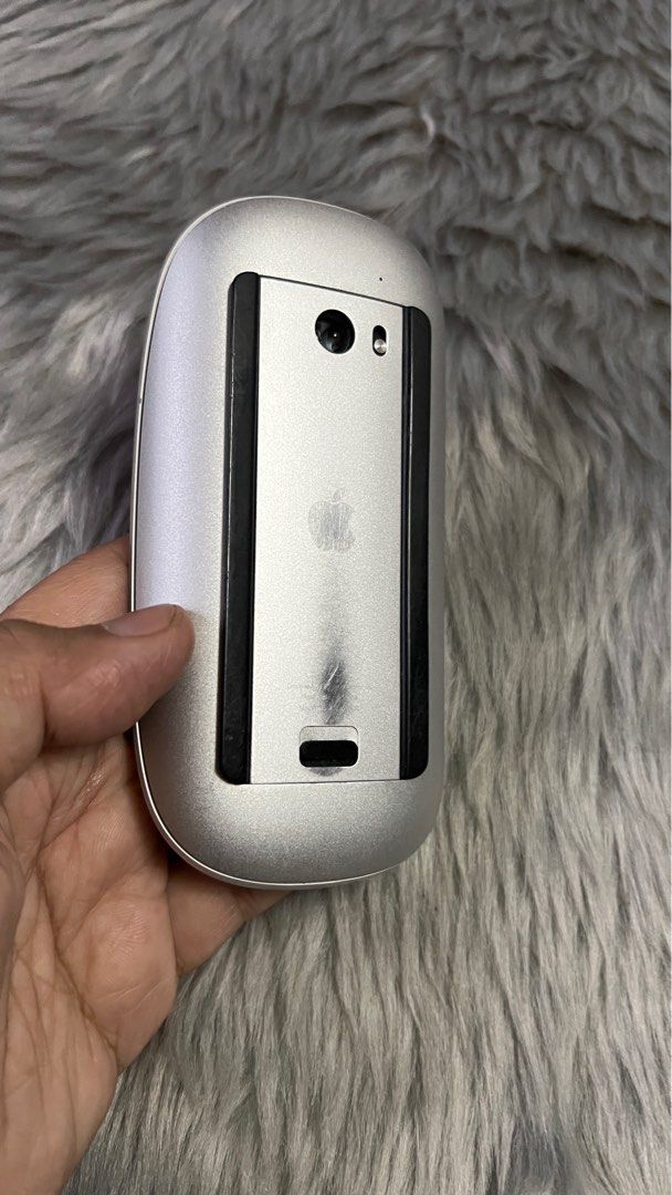 Original Used Apple Wireless Mouse (Category: Computer Parts) located in Manila. Submitted by luce_stella (Listing ID 1202199167, Image 3). Description: Original Used Apple Wireless Mouse Working condition Battery not included Box or case not included .