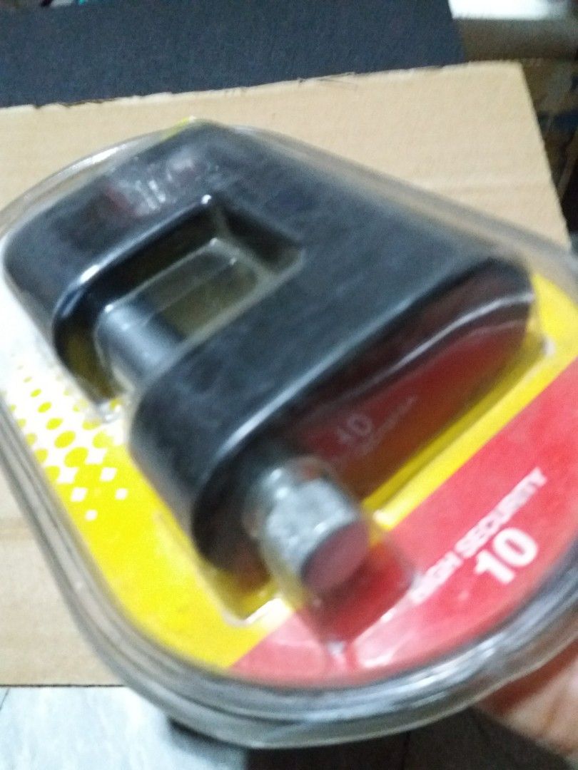 Padlock hardened steel (Category: Locks, Doors & Gates) located in Paranaque City. Submitted by isay_virtualstore (Listing ID 1202195385, Image 2). Description: brand: Yale special black edition exposed 95mm hardened steel padlock l-4in. w-1.25in h-2.8in. level: high security 3 keys extreme conditions original price 5000 pesos.