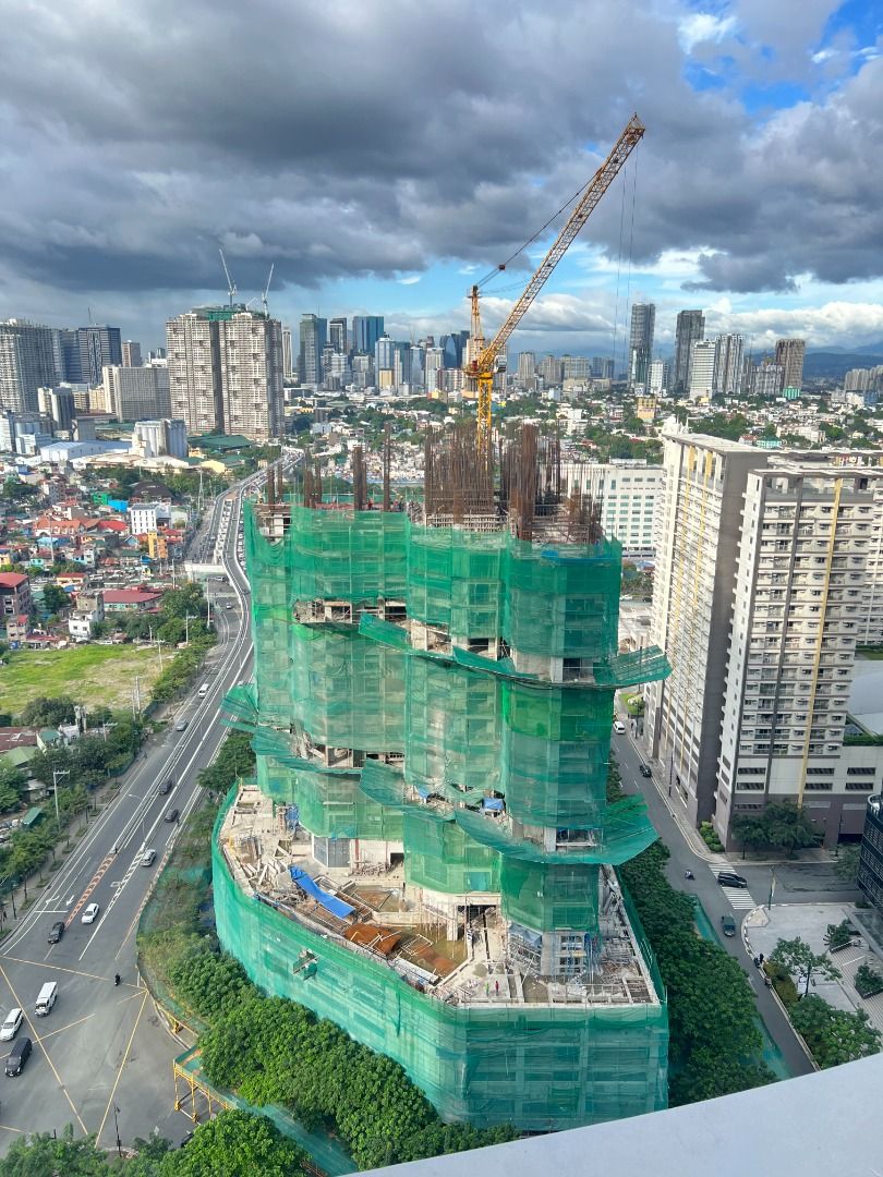 Preselling 3 bed with balcony 125.5 sqm in Bonifacio Global City condo