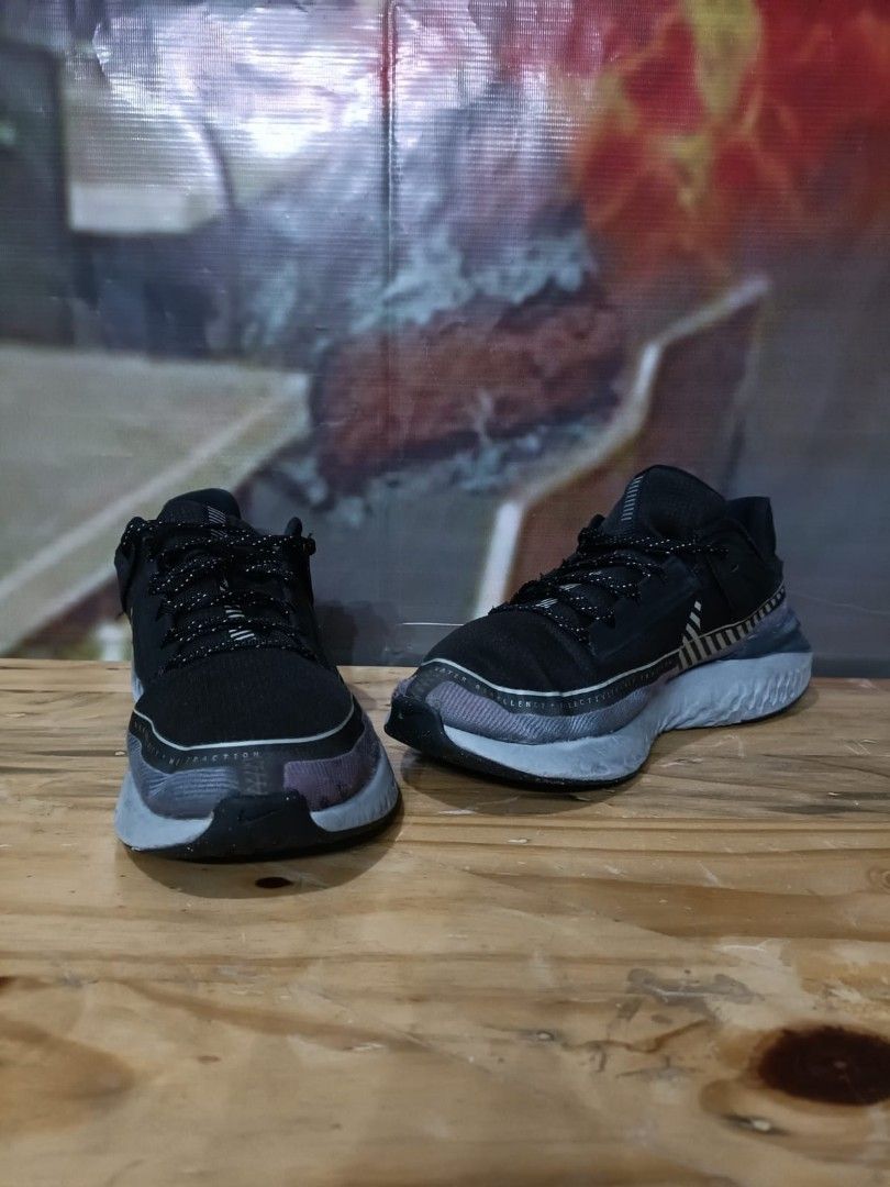 harga sepatu nike legend react