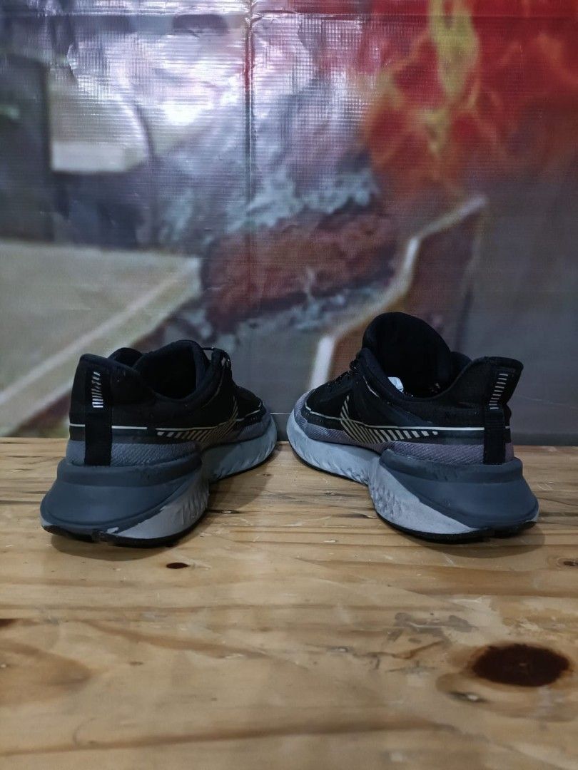 harga sepatu nike legend react