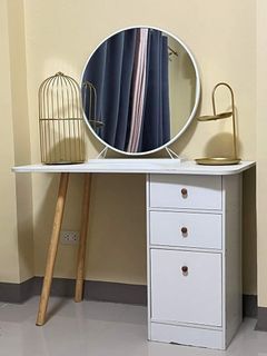 Vanity with customized mirror