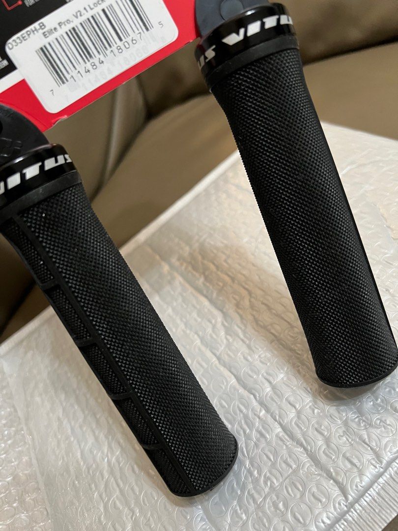 Vitus lock on store grips