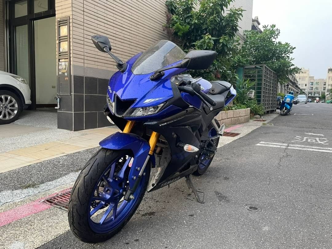 Yamaha Yzf R15 二手檔車中古車配合全額 超額 學生貸款強力過件白牌黃牌紅牌仿賽街車大型重機滿18即可辦理 機車 二手機車在旋轉拍賣