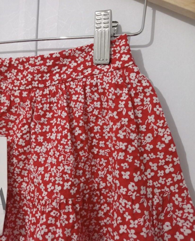 Zara Skirt (Category: Skirts) located in Manila. Submitted by aizeldd (Listing ID 1202229392, Image 2). Description: Used once RFS: Doesn’t fit anymore .