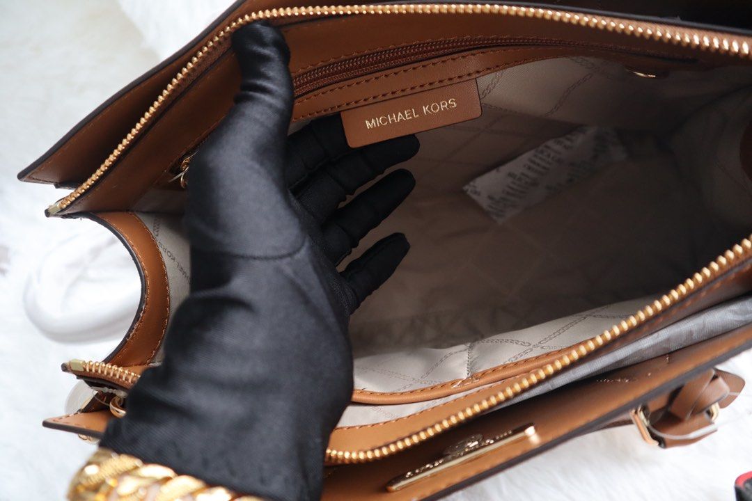 💯 AUTHENTIC MICHAEL KORS VALERIE MEDIUM LOGO SATCHEL, Luxury, Bags &  Wallets on Carousell