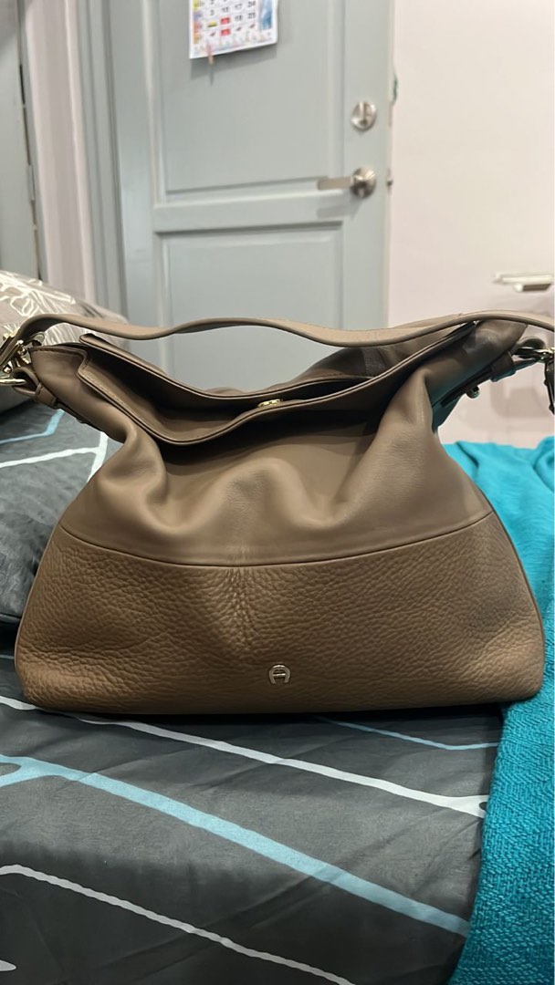 AIGNER Women s Fashion Bags Wallets Shoulder Bags on Carousell