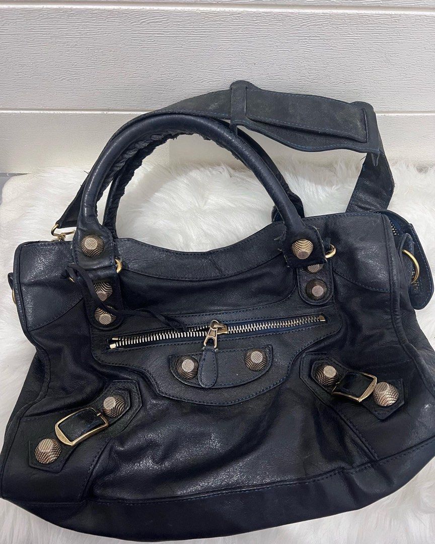 Balenciaga City Bag (Category: Luxury Bags & Wallets) located in Pasig City. Submitted by gs_pre_loved (Listing ID 1202301555, Image 1). Description: .