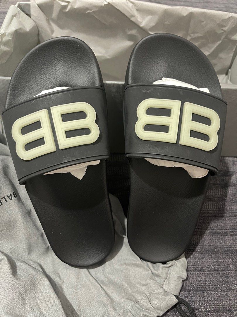 Balenciaga Slides S35 Black (Category: Slippers and slides) located in Muntinlupa City. Submitted by sheesbeauty (Listing ID 1202424984, Image 1). Description: Balenciaga Slides Used twice only With gift receipt, dust bag per slipper, box and paper bag. Price is fixed Size 35 Womens What you see is what you get. Strictly no returns, no exchange..