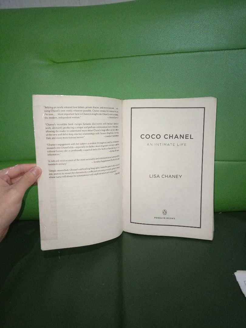 buku Coco Chanel An intimate life Lisa Chaney, biografi Coco Chanel bekas  bahasa inggris, Buku & Alat Tulis, Buku di Carousell