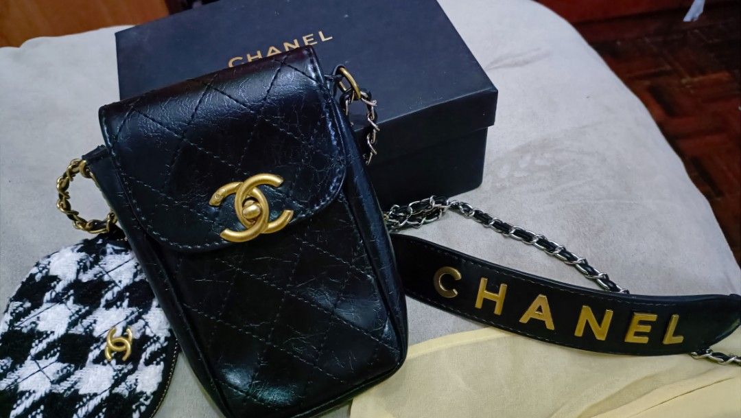 Chanel VIP Gift Phone Clutch &Coin Pouch 2 in 1, Women's Fashion, Bags &  Wallets, Purses & Pouches on Carousell