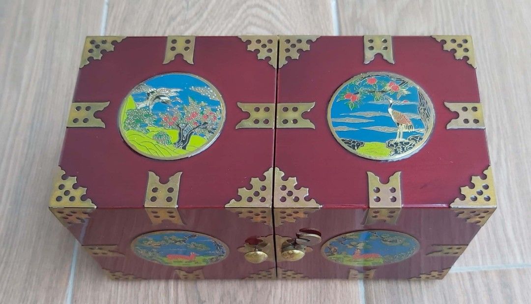 Chinese lacquer jewelry deals box