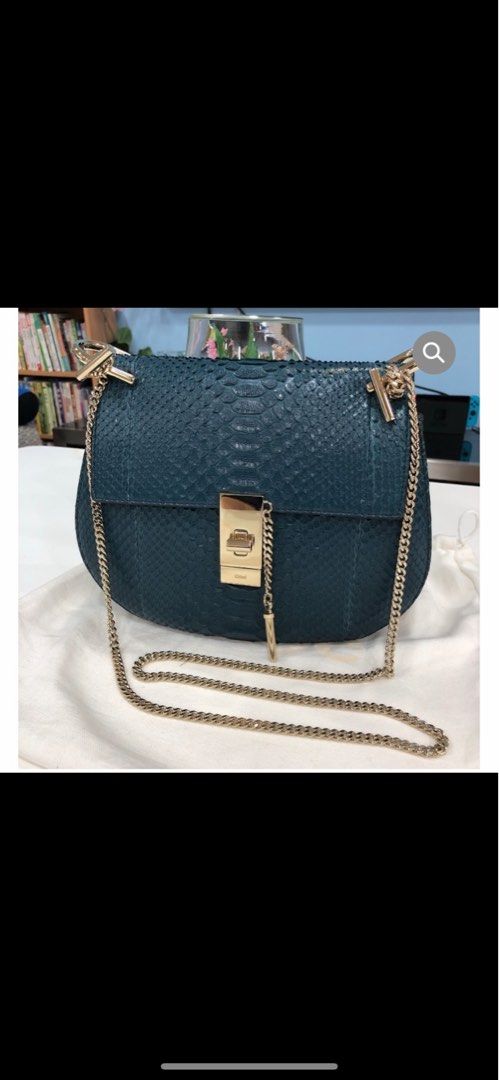 Chloe 手袋 PYTHON / BLUE 全蛇皮 （分類：單肩包）位於 Hong Kong。 由 mysth 提交（商品編號 1202361089，圖片 1）。簡介： 有咭，有袋，正面近扣位有少少漬。 全蛇皮。只用過兩次。 星期一至五可中環港島線至將軍澳線，相約面交。星期六日可再另外溝通地點面交。。