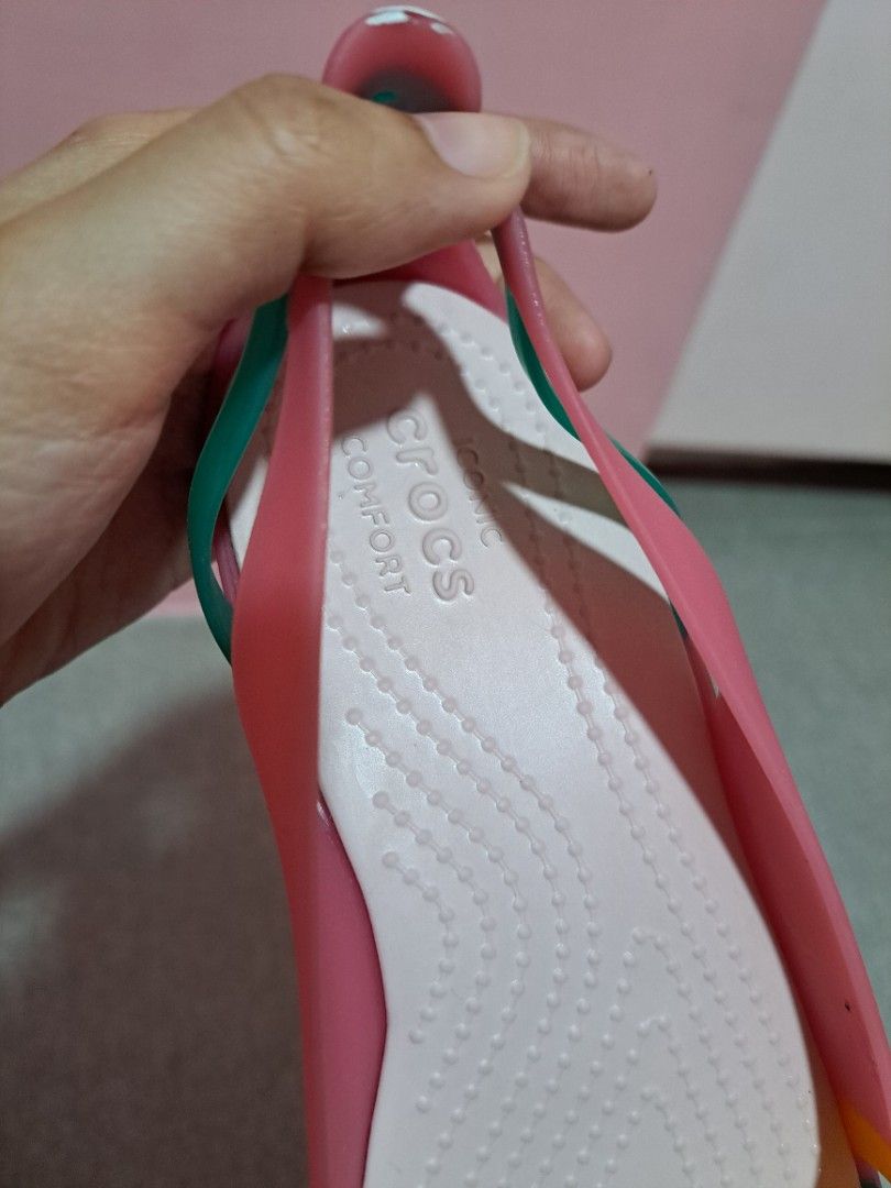 Crocs Iconic Comfort Jelly Sandals Size 5 ORIGINAL (Category: Flats & Sandals) located in Quezon City. Submitted by PMO11 (Listing ID 1202388430, Image 3). Description: Bought from US Size 5 Original.